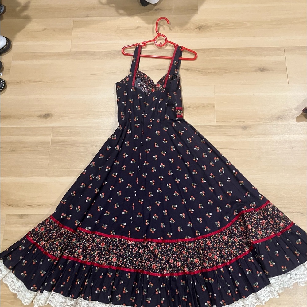 Beautiful Gunne Sax Floral Dress with Red and White Accents - Picture 5 of 9